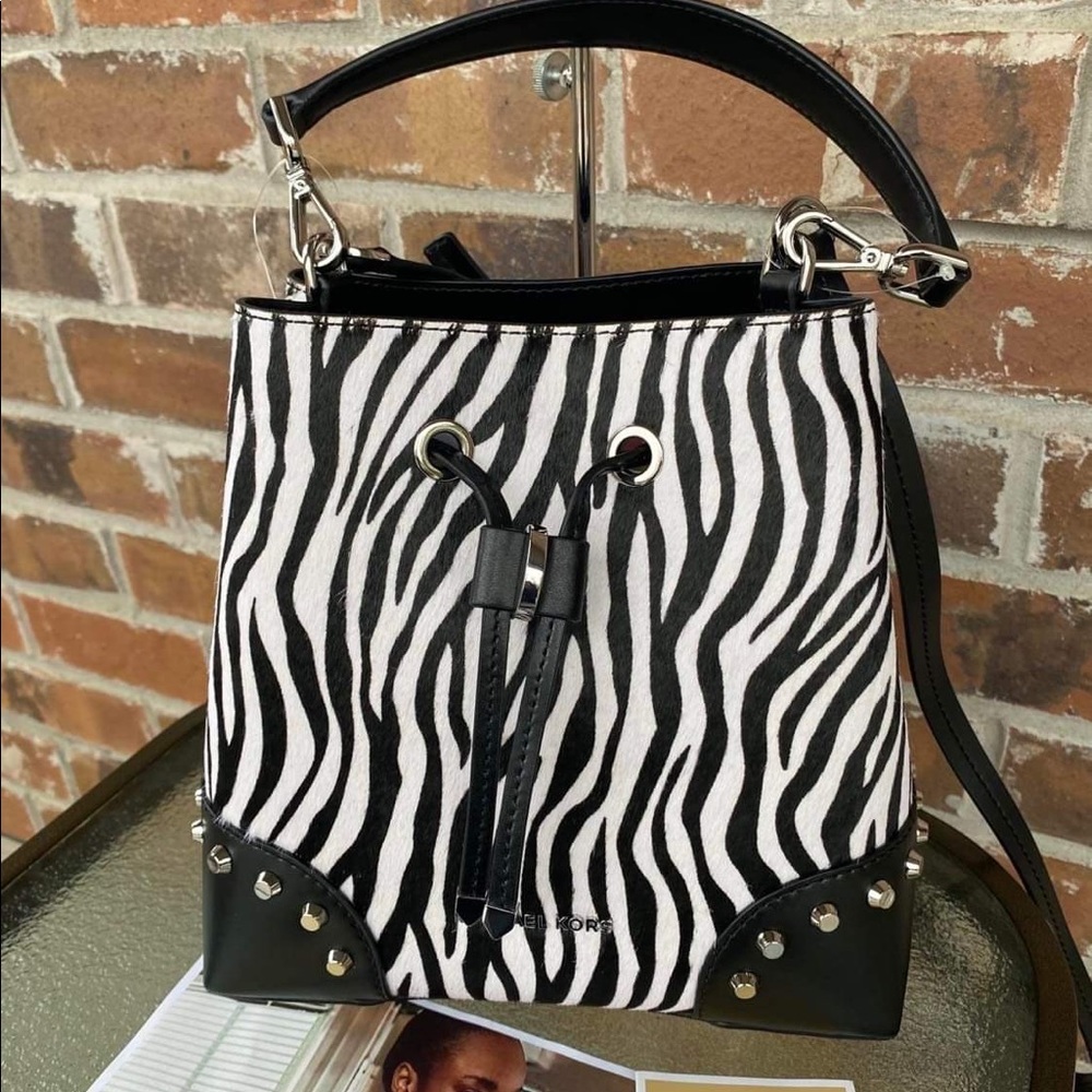 NWT Michael Kors Mercer Gallery Convertible Bucket Shoulder Zebra Stripe Bag - Picture 2 of 8